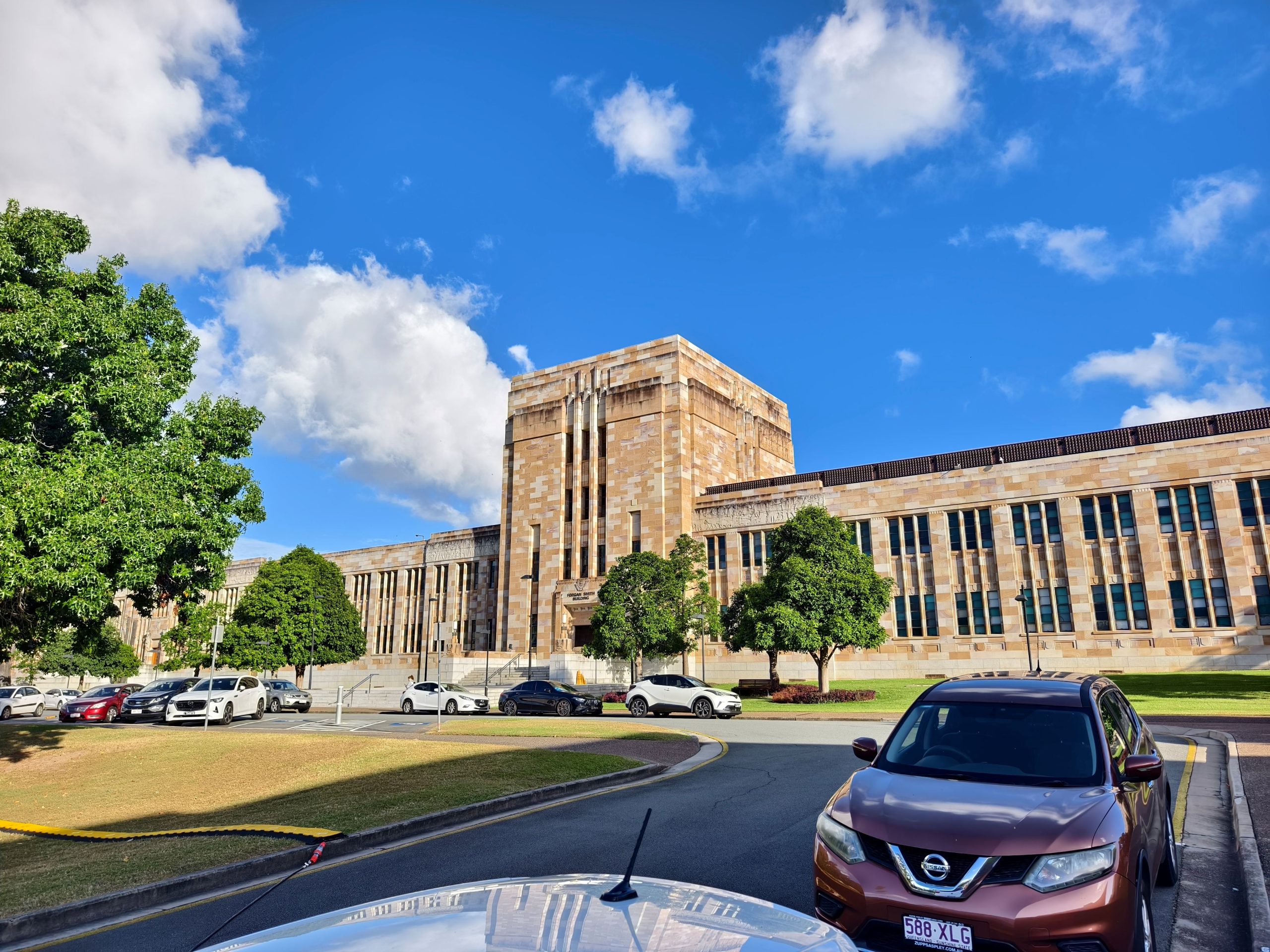 昆士兰大学 Forgan Smith Building 前的草坪